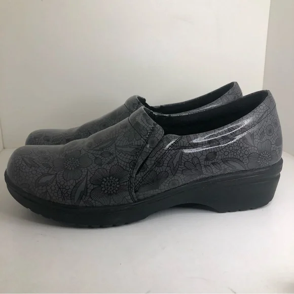 Easy Works by Easy Street Tiffany Slip Resistant Cushioned Work Clogs - Picture 6 of 7